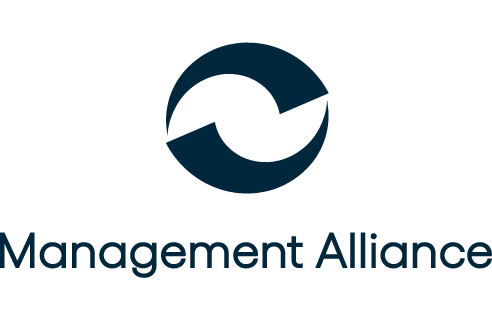 Das Management-Alliance-Logo verlinkt auf die Website unter https://managementalliance.de/de/